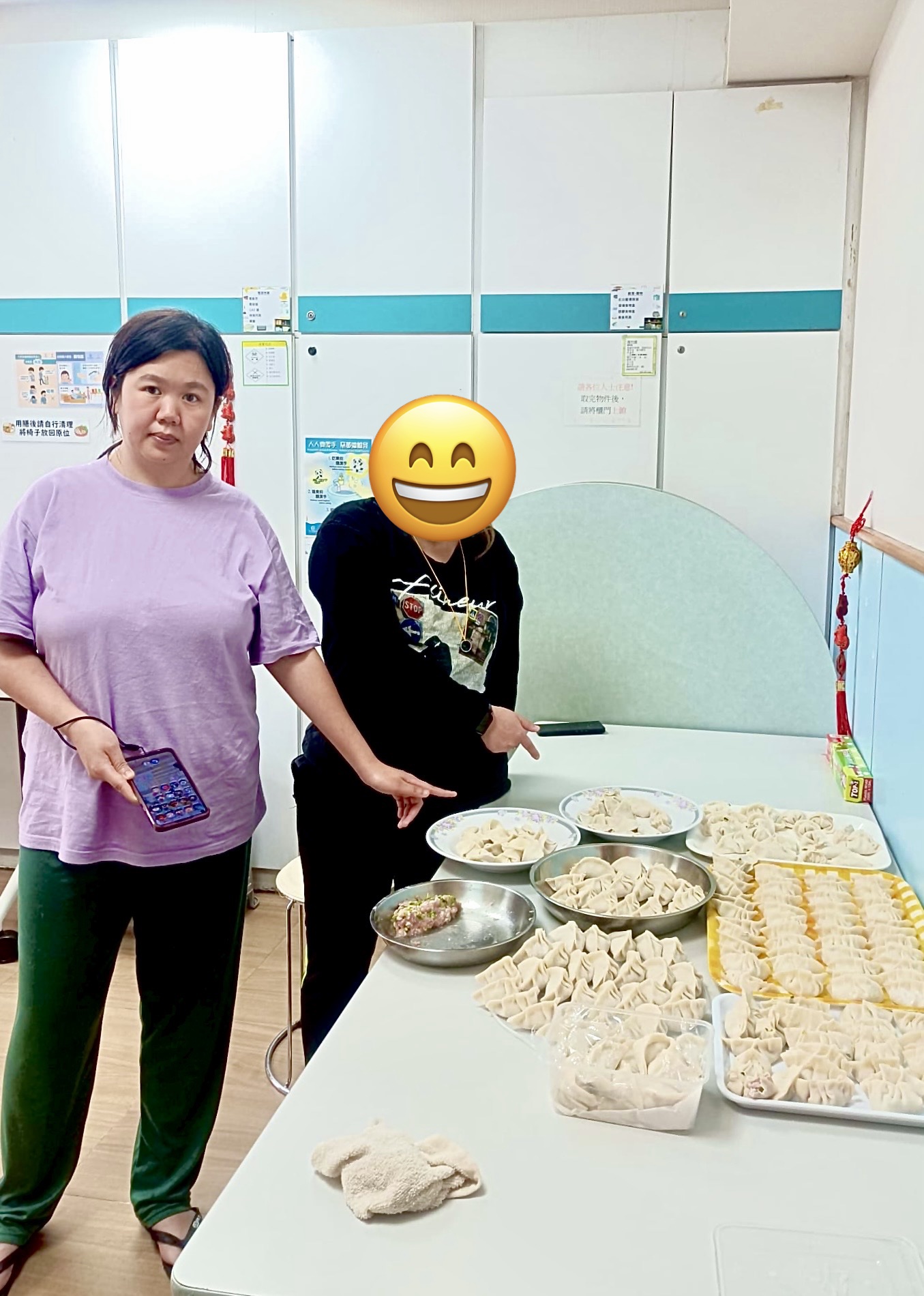 小姍與舍友包餃子