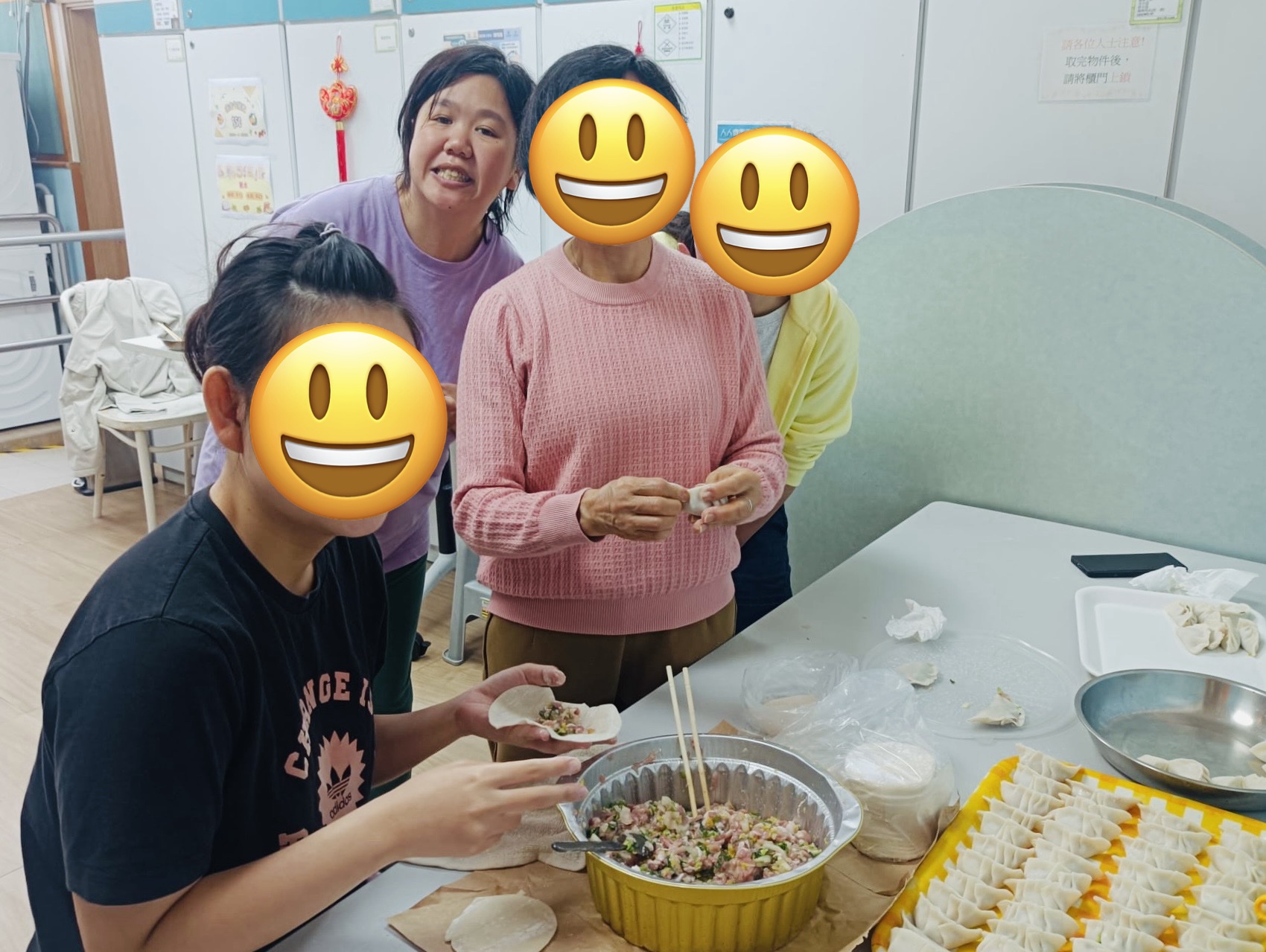 小姍與舍友一起包餃子
